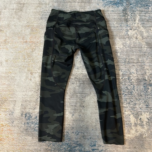 CAMO CONTENDER 7/8 TIGHT IN POWERLIFT Size Small (Raw Hem) - Picture 3 of 7